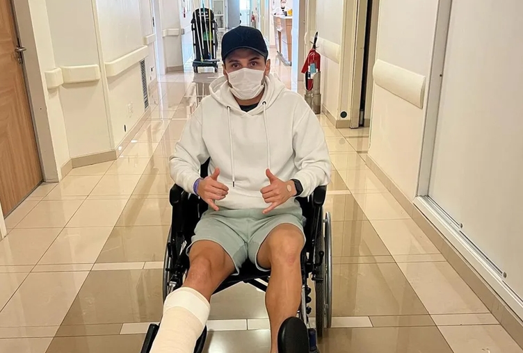 Raphael Veiga posta foto com perna engessada após cirurgia