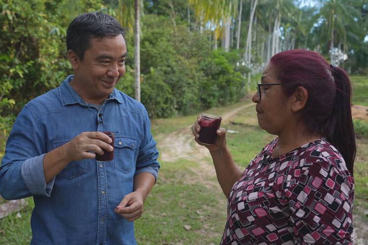 Alexandre Hisayasu experimenta açaí na Amazônia